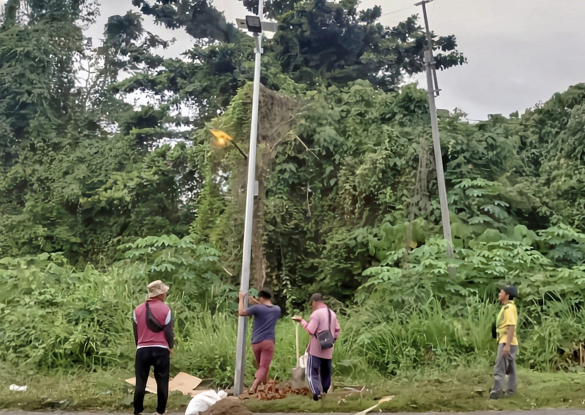 Kerja Pemasangan Lampu Solar Diteruskan Yb Rina Hj Jainal